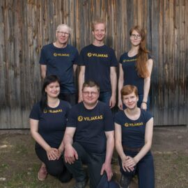 Tule tutustumaan Viljakkaaseen KoneAgriassa 14.–16.10. Viljakas-tiimi katsoo hymyillen kameraan.